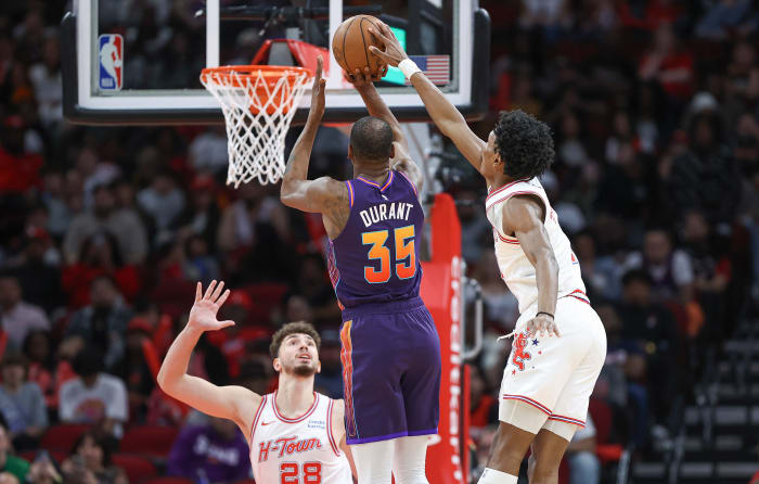 Rockets forward Amen Thompson (1) attempts to block a shot by Phoenix Suns forward Kevin Durant (35) during the second quarter at Toyota Center.